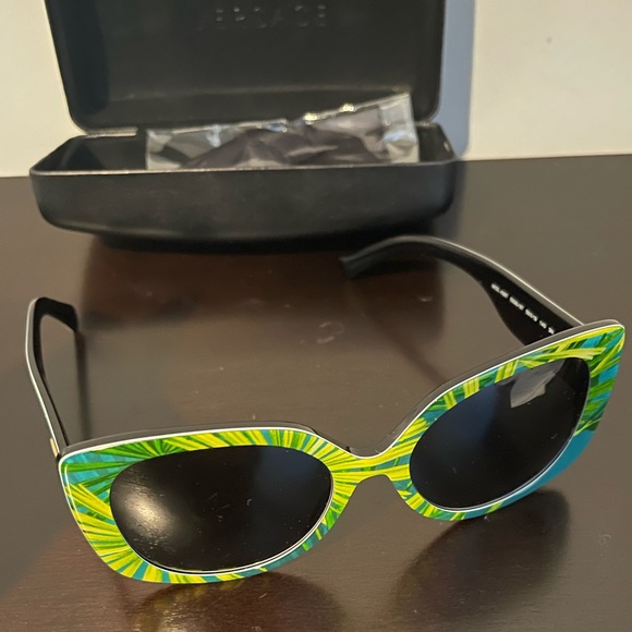 Versace sunglasses. - Picture 4 of 6